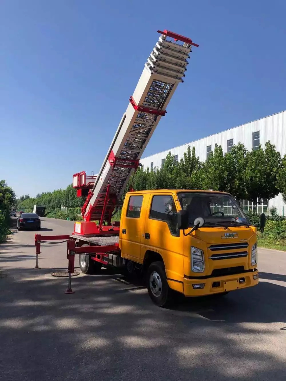 鹰潭附近的云梯车出租服务：轻松解决高空作业需求